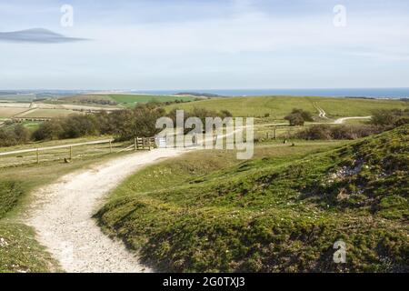 Blick über die Landschaft vom Cissbury Ring auf den South Downs mit Blick auf den Ärmelkanal und die Küste in Worthing, West Sussex, England Stockfoto