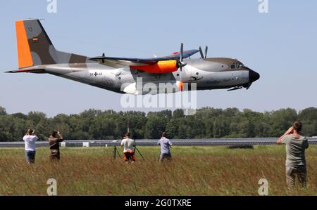 Barth, Deutschland. Juni 2021. Ein speziell für den Abschiedsflug lackiertes Bundeswehr-Transall-Flugzeug hebt zum letzten Mal vom Flughafen Stralsund-Barth an der Ostsee ab. Die Bundeswehr verabschiedete das Transportflugzeug mit einer 1,300 Kilometer langen Tour über Norddeutschland. Quelle: Bernd Wüstneck/dpa-Zentralbild/dpa/Alamy Live News Stockfoto