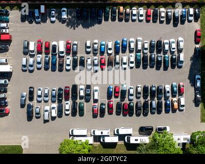 Blick von oben auf den Parkplatz Stockfoto