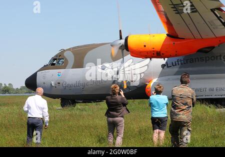 Barth, Deutschland. Juni 2021. Ein speziell für den Abschiedsflug lackiertes Bundeswehr-Transall-Flugzeug ist zum letzten Mal auf dem Ostseeplatz Stralsund-Barth gelandet. Die Bundeswehr verabschiedete das Transportflugzeug mit einer 1,300 Kilometer langen Tour über Norddeutschland. Quelle: Bernd Wüstneck/dpa-Zentralbild/dpa/Alamy Live News Stockfoto