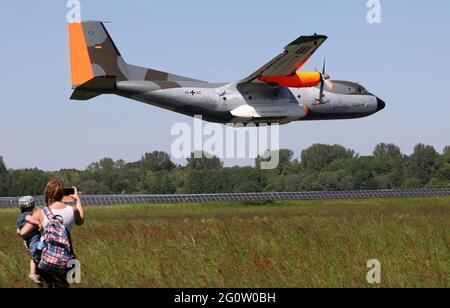 Barth, Deutschland. Juni 2021. Ein speziell für den Abschiedsflug lackiertes Bundeswehr-Transall-Flugzeug hebt zum letzten Mal vom Flughafen Stralsund-Barth an der Ostsee ab. Die Bundeswehr verabschiedete das Transportflugzeug mit einer 1,300 Kilometer langen Tour über Norddeutschland. Quelle: Bernd Wüstneck/dpa-Zentralbild/dpa/Alamy Live News Stockfoto