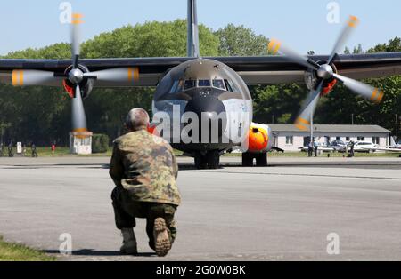 Barth, Deutschland. Juni 2021. Ein speziell für den Abschiedsflug lackiertes Bundeswehr-Transall-Flugzeug ist zum letzten Mal auf dem Ostseeplatz Stralsund-Barth gelandet. Die Bundeswehr verabschiedete das Transportflugzeug mit einer 1,300 Kilometer langen Tour über Norddeutschland. Quelle: Bernd Wüstneck/dpa-Zentralbild/dpa/Alamy Live News Stockfoto