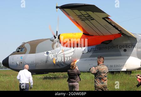 Barth, Deutschland. Juni 2021. Ein speziell für den Abschiedsflug lackiertes Bundeswehr-Transall-Flugzeug ist zum letzten Mal auf dem Ostseeplatz Stralsund-Barth gelandet. Die Bundeswehr verabschiedete das Transportflugzeug mit einer 1,300 Kilometer langen Tour über Norddeutschland. Quelle: Bernd Wüstneck/dpa-Zentralbild/dpa/Alamy Live News Stockfoto