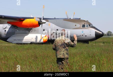 Barth, Deutschland. Juni 2021. Ein speziell für den Abschiedsflug lackiertes Bundeswehr-Transall-Flugzeug ist zum letzten Mal auf dem Ostseeplatz Stralsund-Barth gelandet. Die Bundeswehr verabschiedete das Transportflugzeug mit einer 1,300 Kilometer langen Tour über Norddeutschland. Quelle: Bernd Wüstneck/dpa-Zentralbild/dpa/Alamy Live News Stockfoto