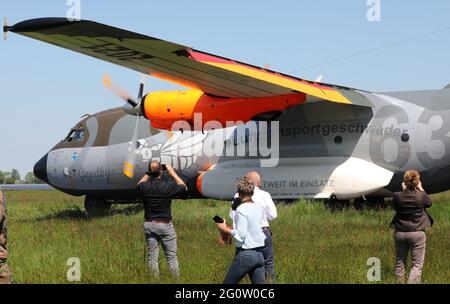 Barth, Deutschland. Juni 2021. Ein speziell für den Abschiedsflug lackiertes Bundeswehr-Transall-Flugzeug ist zum letzten Mal auf dem Ostseeplatz Stralsund-Barth gelandet. Die Bundeswehr verabschiedete das Transportflugzeug mit einer 1,300 Kilometer langen Tour über Norddeutschland. Quelle: Bernd Wüstneck/dpa-Zentralbild/dpa/Alamy Live News Stockfoto