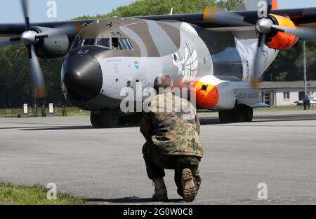 Barth, Deutschland. Juni 2021. Ein speziell für den Abschiedsflug lackiertes Bundeswehr-Transall-Flugzeug ist zum letzten Mal auf dem Ostseeplatz Stralsund-Barth gelandet. Die Bundeswehr verabschiedete das Transportflugzeug mit einer 1,300 Kilometer langen Tour über Norddeutschland. Quelle: Bernd Wüstneck/dpa-Zentralbild/dpa/Alamy Live News Stockfoto