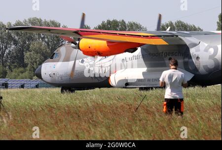 Barth, Deutschland. Juni 2021. Ein speziell für den Abschiedsflug lackiertes Bundeswehr-Transall-Flugzeug ist zum letzten Mal auf dem Ostseeplatz Stralsund-Barth gelandet. Die Bundeswehr verabschiedete das Transportflugzeug mit einer 1,300 Kilometer langen Tour über Norddeutschland. Quelle: Bernd Wüstneck/dpa-Zentralbild/dpa/Alamy Live News Stockfoto