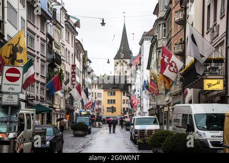 ZÜRICH - 28. APRIL: Blick auf eine Straße am 28. April 2014 in Zürich, Schweiz. Zürich ist die grösste Stadt der Schweiz und die Hauptstadt des Kantons Stockfoto