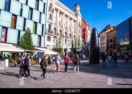 BRNO, TSCHECHISCHE REPUBLIK - MAI 8: Blick auf einen Platz der Freiheit (namesti Svobody) in Brno, Tschechische Republik am 8. Mai 2014. Brünn ist die zweitgrößte Stadt in Stockfoto