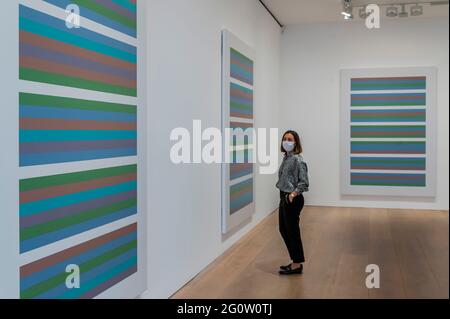 London, Großbritannien. Juni 2021. Intervalle, 2020 und 2021 - Bridget Riley: Past into present Ausstellung bei David Zwirner London. Der in diesem Jahr 90-jährige Künstler zeigt 30 nie zuvor gesehene Gemälde, die in den letzten zwei Jahren entstanden sind, einige bis zu 2.5 Meter hoch. Die Bilder sind Fortsetzungen ihrer Intervalle (Streifen) und Measure for Measure (Scheiben)-Serien. Kredit: Guy Bell/Alamy Live Nachrichten Stockfoto