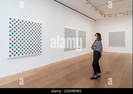 London, Großbritannien. Juni 2021. Measure for Measure, all 2020 - Bridget Riley: Past into present Ausstellung bei David Zwirner London. Der in diesem Jahr 90-jährige Künstler zeigt 30 nie zuvor gesehene Gemälde, die in den letzten zwei Jahren entstanden sind, einige bis zu 2.5 Meter hoch. Die Bilder sind Fortsetzungen ihrer Intervalle (Streifen) und Measure for Measure (Scheiben)-Serien. Kredit: Guy Bell/Alamy Live Nachrichten Stockfoto