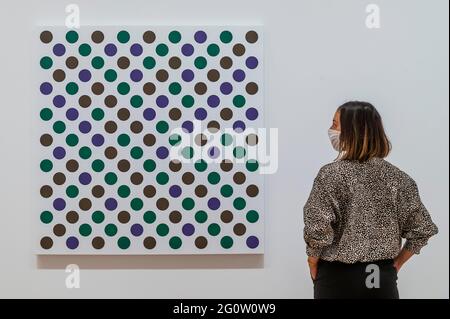 London, Großbritannien. Juni 2021. Measure for Measure, all 2020 - Bridget Riley: Past into present Ausstellung bei David Zwirner London. Der in diesem Jahr 90-jährige Künstler zeigt 30 nie zuvor gesehene Gemälde, die in den letzten zwei Jahren entstanden sind, einige bis zu 2.5 Meter hoch. Die Bilder sind Fortsetzungen ihrer Intervalle (Streifen) und Measure for Measure (Scheiben)-Serien. Kredit: Guy Bell/Alamy Live Nachrichten Stockfoto