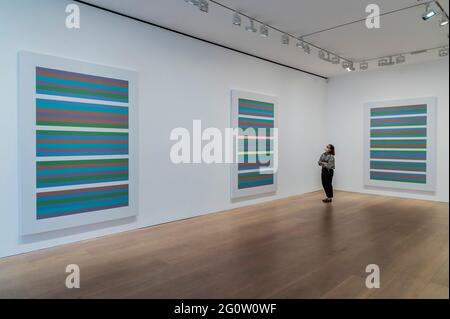 London, Großbritannien. Juni 2021. Intervalle, 2020 und 2021 - Bridget Riley: Past into present Ausstellung bei David Zwirner London. Der in diesem Jahr 90-jährige Künstler zeigt 30 nie zuvor gesehene Gemälde, die in den letzten zwei Jahren entstanden sind, einige bis zu 2.5 Meter hoch. Die Bilder sind Fortsetzungen ihrer Intervalle (Streifen) und Measure for Measure (Scheiben)-Serien. Kredit: Guy Bell/Alamy Live Nachrichten Stockfoto