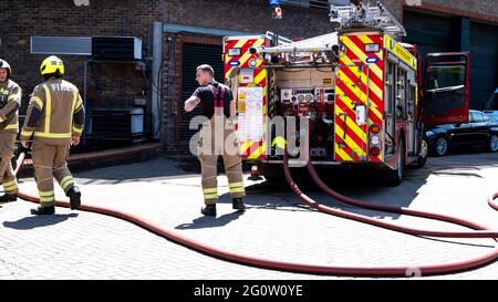 Epsom Surrey London, Großbritannien, 03 2021. Juni, Feuerwehrfahrzeuge und Feuerwehrleute, die an EINEM Brand in EINEM öffentlichen Parkplatz teilnehmen Stockfoto