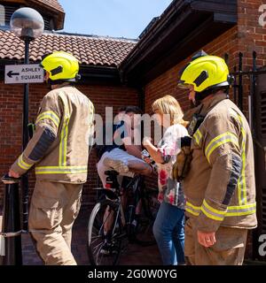 Epsom Surrey London, Großbritannien, 03 2021. Juni, zwei Feuerwehrmänner oder Feuerwehrleute in Sicherheitskleidung Stockfoto