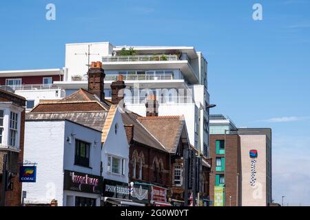 Epsom Surrey London, 03 2021. Juni, EINE Mischung aus alter und neuer Stadtarchitektur unter EINEM Blue Sky Geschäfte Büros und Hotels Stockfoto