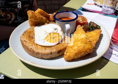 Epsom Surrey London, 03 2021. Juni, EIN gesundes vegetarisches Frühstück mit gebratenen Eiern Toast gebackene Bohnen Hash Browns Tomaten und Pilzen Stockfoto