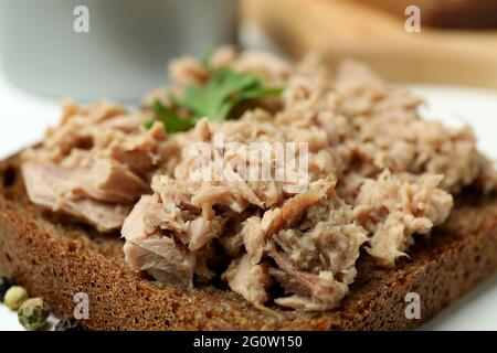 Sandwich mit leckerem Thunfisch aus der Dose, Nahaufnahme Stockfoto