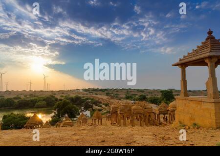 Bada Bagh oder Barabagh, bedeutet Big Garden, ist ein Gartenkomplex in Jaisalmer, Rajasthan, Indien, für Royal cenotaphs von Maharajas bedeutet Könige von Jaisalmer Stockfoto