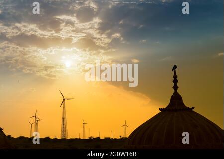 Silhouette von Bada Bagh oder Barabagh, bedeutet Big Garden, ist ein Gartenkomplex in Jaisalmer, Rajasthan, Indien, für Royal cenotaphs von Maharajas bedeutet König Stockfoto