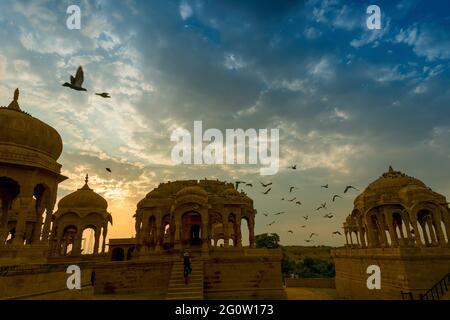 Silhouette von Bada Bagh oder Barabagh, bedeutet Big Garden, ist ein Gartenkomplex in Jaisalmer, Rajasthan, Indien, für Royal cenotaphs von Maharajas bedeutet König Stockfoto