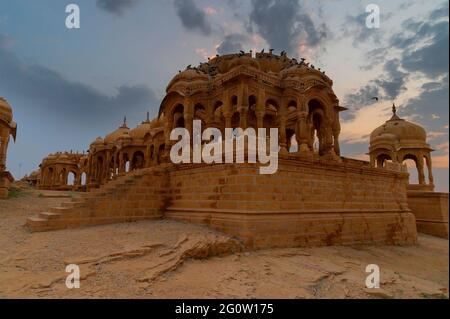 Bada Bagh oder Barabagh, bedeutet Big Garden, ist ein Gartenkomplex in Jaisalmer, Rajasthan, Indien, für Royal cenotaphs, oder chhatris, Von Maharadschas. Stockfoto