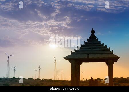 Silhouette von Bada Bagh oder Barabagh, bedeutet Big Garden, ist ein Gartenkomplex in Jaisalmer, Rajasthan, Indien, für Royal cenotaphs von Maharajas bedeutet König Stockfoto