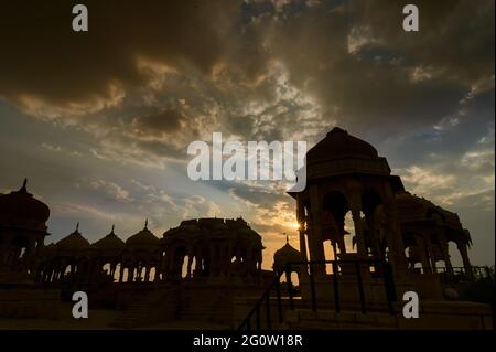 Silhouette von Bada Bagh oder Barabagh, bedeutet Big Garden, ist ein Gartenkomplex in Jaisalmer, Rajasthan, Indien, für Royal cenotaphs von Maharajas bedeutet König Stockfoto