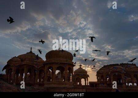 Bada Bagh oder Barabagh, bedeutet Big Garden, ist ein Gartenkomplex in Jaisalmer, Rajasthan, Indien, für Royal cenotaphs, oder chhatris, Von Maharadschas. Stockfoto