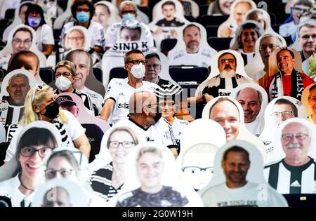 Hamburg, Deutschland. Juni 2021. Handball: DHB Cup, TBV Lemgo Lippe - THW Kiel, Hauptrunde, Finale vier, Halbfinale. Zuschauer warten auf den Tribünen zwischen Pappdisplays mit Porträts von Vereinsfans auf den Start des Spiels. Quelle: Axel Heimken/dpa/Alamy Live News Stockfoto