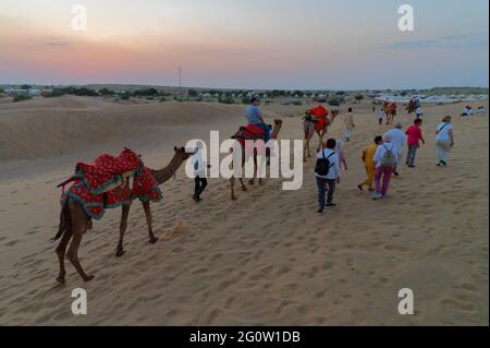 Thar Wüste, Rajassthan, Indien - 15. Oktober 2019 : Touristen reiten Kamele auf Sanddünen der Thar Wüste. Kamelreiten ist eine beliebte Aktivität unter Stockfoto