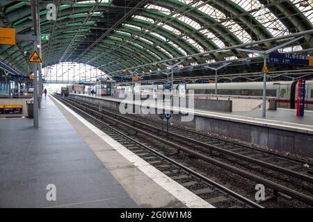 BERLIN - 8. JUNI: Berlin Ostbahnhof am 8. Juni 2013 in Berlin, Deutschland. Der Berliner Ostbahnhof ist ein Hauptbahnhof i Stockfoto