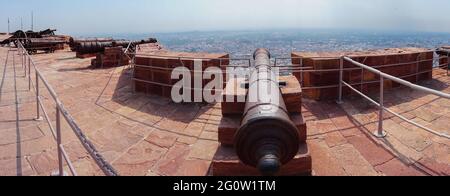 Alte Kanonen stationiert und am Horizont für die Verteidigung gegen vergangene Feinde der Stadt Jodhpur, jetzt auf dem Dach des Mehrangarh Fort erhalten. Stockfoto