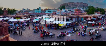 Jodhpur, Rajasthan, Indien - 16th. Oktober 2019 : Blick auf den Marktplatz in der Dämmerung mit Mehrangarh Fort im Hintergrund. Ein beliebter Touristenort. Stockfoto