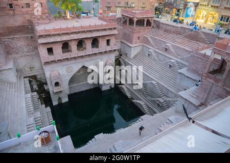 Jodhpur, Rajasthan, Indien-16th October 2019 : berühmte Schritt gut tiefen Teich genannt - Toorji Ka Jhalra oder Toorji's Schritt gut ist ein architektonisches Wunder. Stockfoto