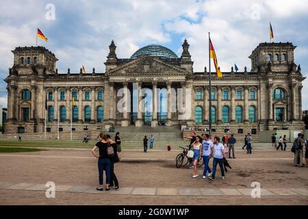 BERLIN, DEUTSCHLAND - 8. JUNI: Touristen in der Nähe des Reichstags am 8. Juni 2013 in Berlin, Deutschland. Nach der Verlegung des Bundestages in 1999 war das Gebäude des Reichstags visi Stockfoto