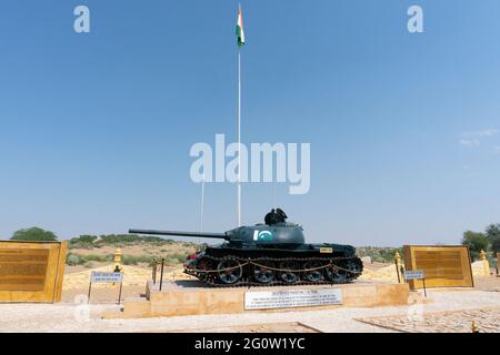 Laungewala, Jaislamer, Rajasthan - 15th. Oktober 2019 : Ein zerstörter Pakistan T - 59 Panzer, der als indianisches Siegessymbol im Laugewala Kriegsmuseum erhalten wurde. Stockfoto