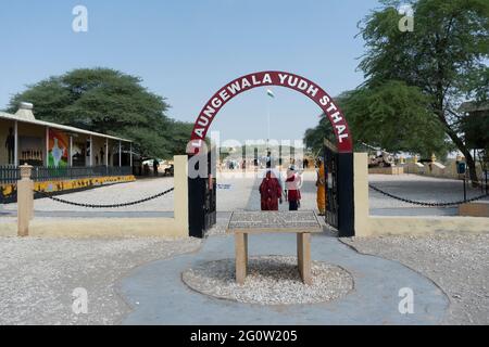 Laungewala, Jaislamer, Rajasthan - 15th. Oktober 2019 : Tor des Laugewala Kriegsmuseum. Die pakistanische Armee griff Indien an und verlor den Longewala-Krieg an Indien, Stockfoto