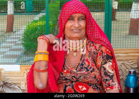 Jaisalmer, Rajasthan, Indien - 15. Oktober 2019 : lächelnde Rajatshani Frau mit buntem Kleid bei Tanot Mata Mandir an der Grenze zu Indien Pakistan in Thar Stockfoto