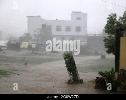 Beawar, Indien. Juni 2021. Starker Regen und Hagelsturm in Beawar. Delhi, Rajasthan, Uttarakhand bei Alert As Nordindien sucht nach weiteren Regenfällen und Gewittern vor dem Monsun vom 3. Bis 5. Juni. (Foto: Sumit Saleswat/Pacific Press) Quelle: Pacific Press Media Production Corp./Alamy Live News Stockfoto