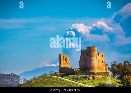 Blick auf das mittelalterliche Schloss Mazzarino mit dem Ätna im Hintergrund während der Eruption, Caltanissetta, Sizilien, Italien, Europa Stockfoto