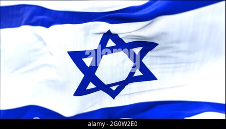 Nahaufnahme der im Wind wehenden israelischen Flagge. Selektiver Fokus. Stockfoto