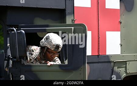 Baumholder, Deutschland. Juni 2021. Ein US-Soldat steigt aus ihrem Fahrzeug. Im Rahmen der von den USA geführten Militärübung „Defender Europe 21“ haben die Streitkräfte im Militärausbildungsgebiet Baumholder unter anderem den Transport und die Betreuung von Verletzten trainiert. Quelle: Harald Tittel/dpa/Alamy Live News Stockfoto