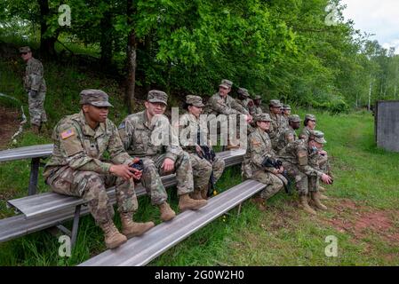 Baumholder, Deutschland. Juni 2021. US-Soldaten sitzen während einer Übung auf dem Militärtrainingsgelände Baumholder auf Bänken. Im Rahmen der von den USA geführten Militärübung „Defender Europe 21“ haben die Streitkräfte auf dem Militärausbildungsgebiet Baumholder unter anderem den Transport und die Betreuung von Verwundeten trainiert. Quelle: Harald Tittel/dpa/Alamy Live News Stockfoto