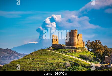 Blick auf das mittelalterliche Schloss Mazzarino mit dem Ätna im Hintergrund während der Eruption, Caltanissetta, Sizilien, Italien, Europa Stockfoto