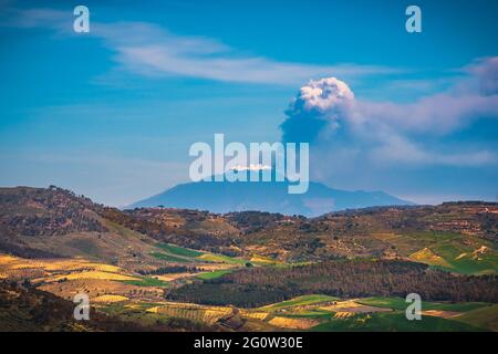 Blick auf den Ätna in Eruption, Mazzarino, Caltanissetta, Sizilien, Italien, Europa Stockfoto