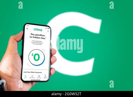 San Francisco, Ca, USA, Mai 2021: Eine Hand hält ein Telefon mit der Chime-App auf dem Bildschirm. Chime ist ein US-amerikanisches Finanztechnologieunternehmen, das für Stockfoto