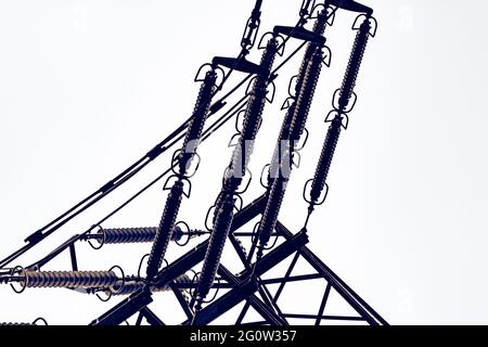 Industrieleiter im Stromnetz eines Hochspannungsnetzes an der Hochspannungsleitung. Silhouettenaufnahme von Leistungsleitern. Stockfoto