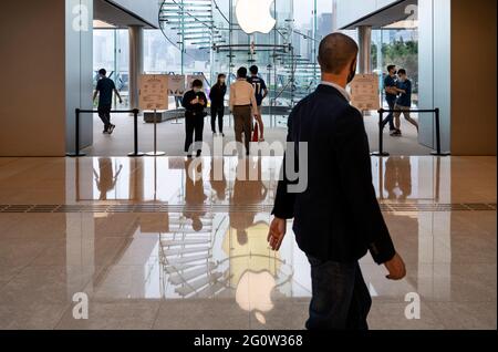 Hongkong, China. Juni 2021. Ein Mann geht am amerikanischen multinationalen Technologiekonzern Apple-Store in Hongkong vorbei. (Foto von Budrul Chukrut/SOPA Images/Sipa USA) Quelle: SIPA USA/Alamy Live News Stockfoto