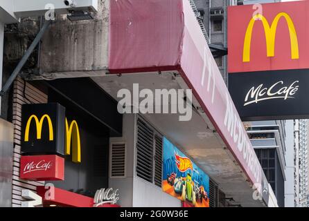 Hongkong, China. November 2020. Die multinationale amerikanische Fast-Food-Hamburger-Restaurantkette McDonald's und McCafe in Hongkong. (Foto von Budrul Chukrut/SOPA Images/Sipa USA) Quelle: SIPA USA/Alamy Live News Stockfoto